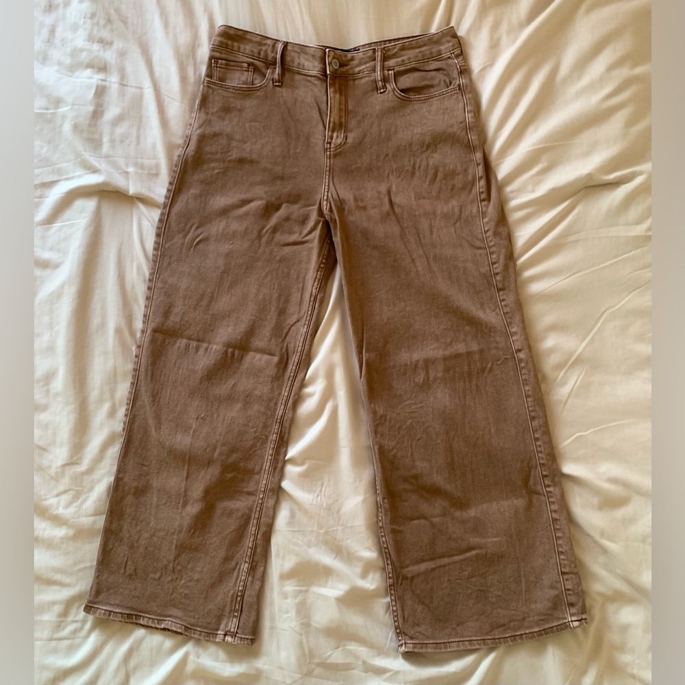 Hollister Co. High-Rise Brown Baggy Jeans:
• Size: 9-Short/Medium (Women's)